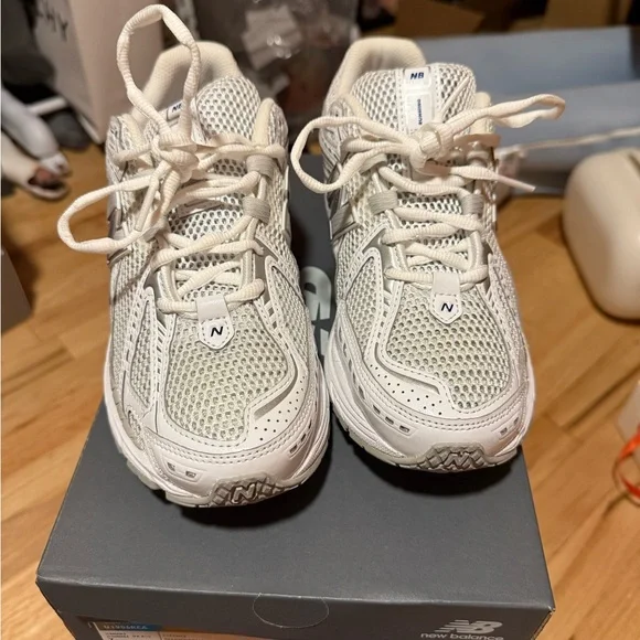 1906 New Balance White and Gray Sneakers - Picture 4 of 9